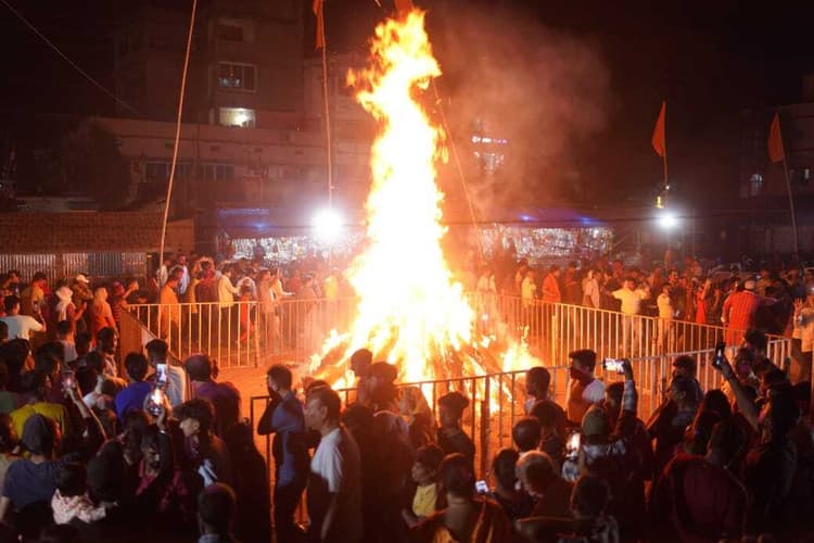 धूमधाम से मनाया गया होलिका दहन उत्सव