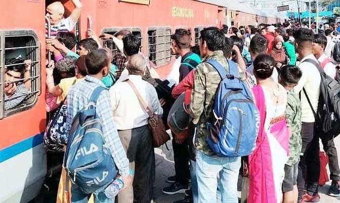 होली खत्म होते ही ट्रेनों में बढ़ी भीड़, अब काम पर लौटने के लिए हो रही जद्दोजहद