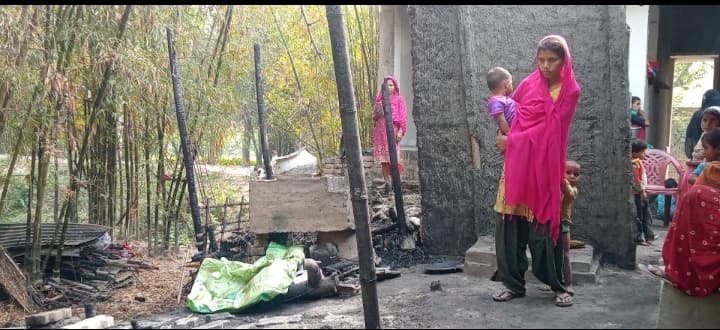 मैत्रा गांव में आग से तीन परिवारों के घर जले, दो मवेशी समेत पांच लाख की क्षति