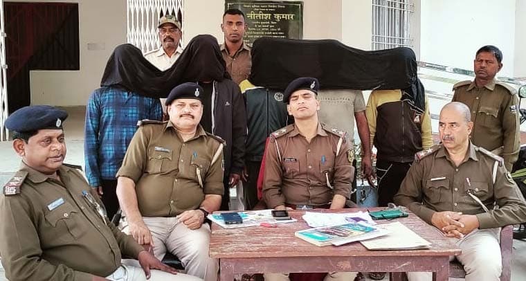 शराब के साथ चार धंधेबाज गिरफ्तार