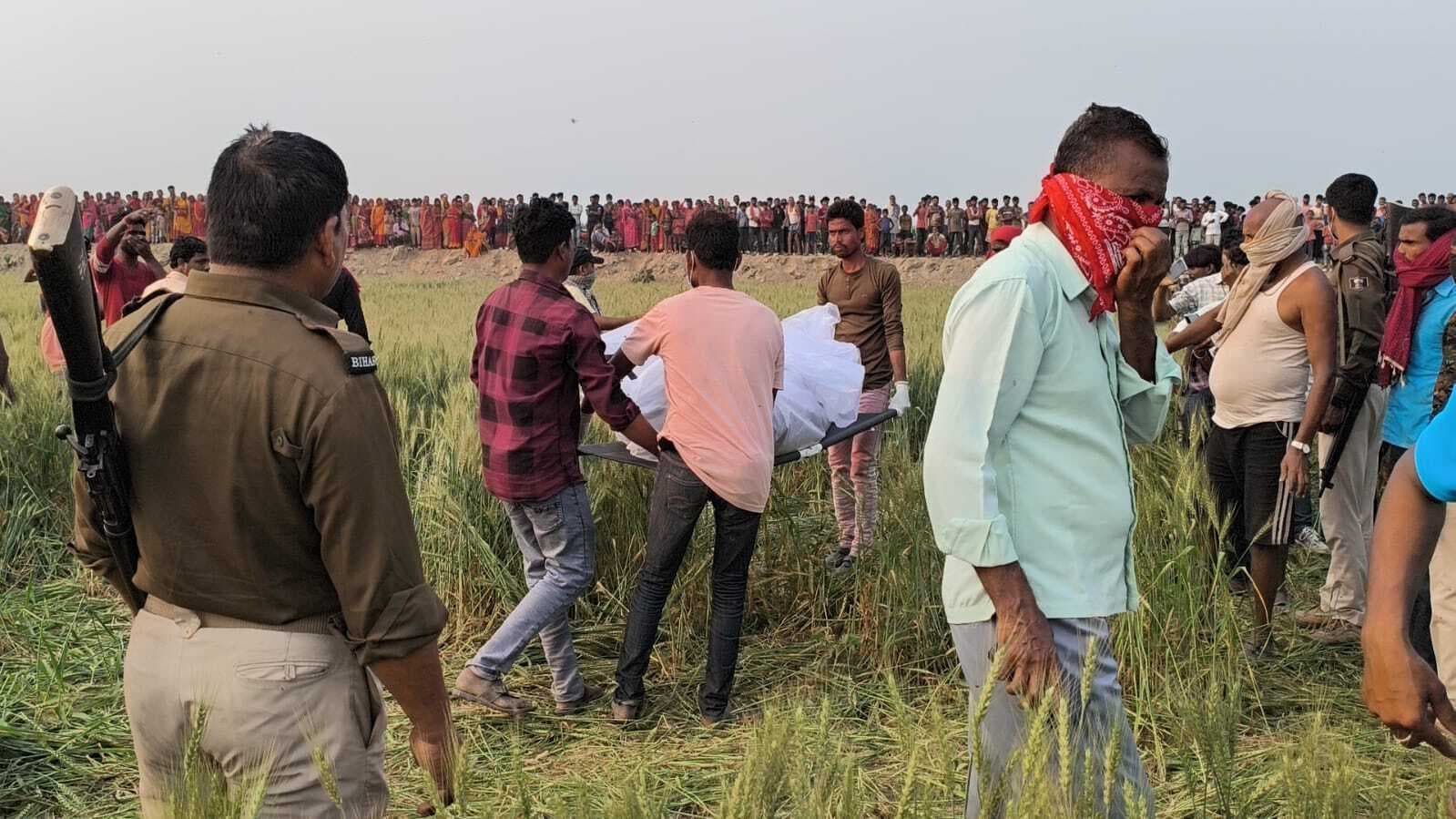 खेत में मिला युवक का शव