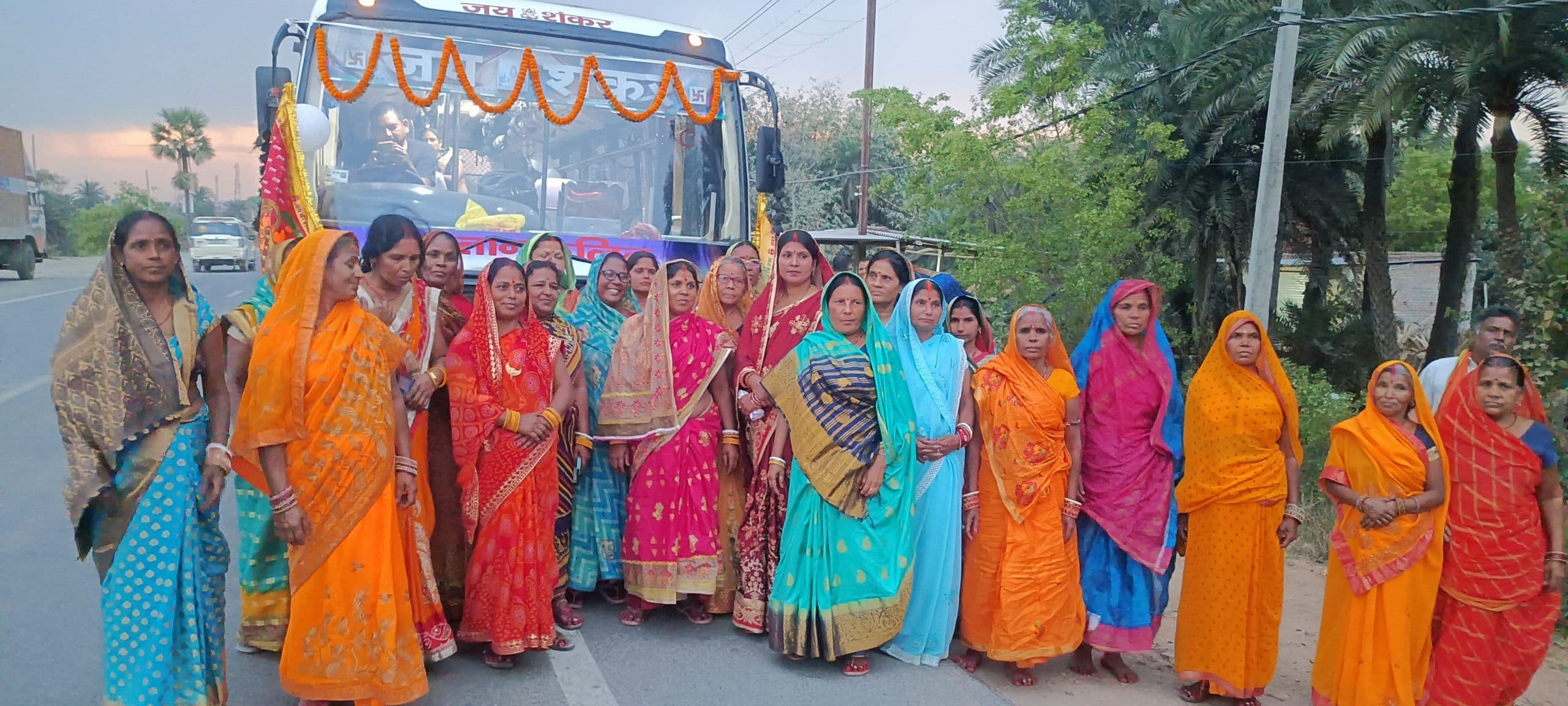 बलहा बाजार से तीर्थ यात्रियों का जत्था पांच धाम के लिए हुए रवाना