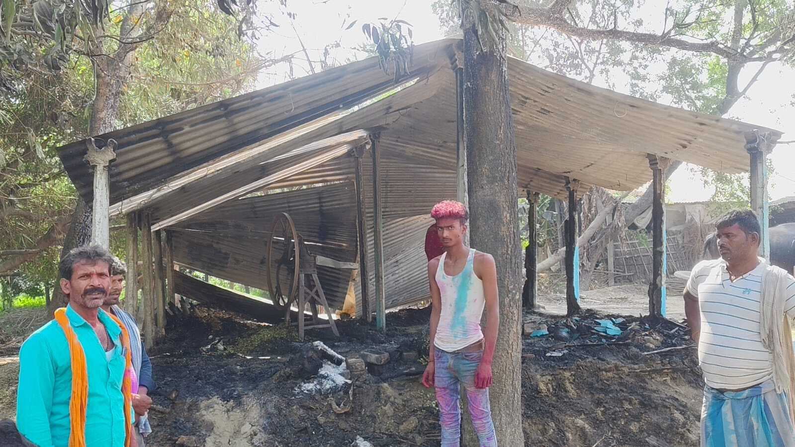 आग से दो घर जलकर हुआ राख, नौ बकरियां भी झुलसी