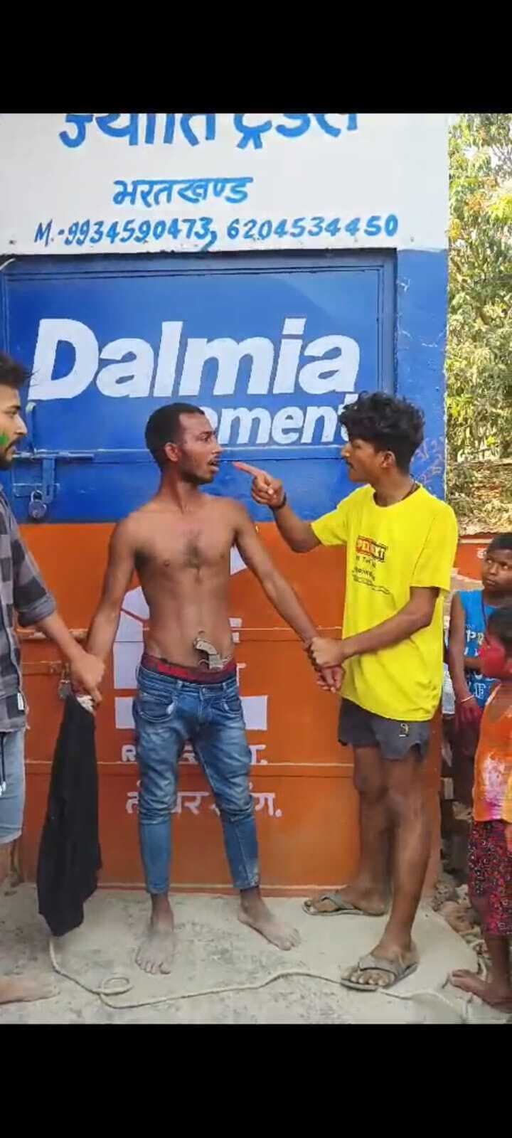 देशी कट्टा के साथ धमकाने पहुंचे युवक को ग्रामीणों ने पकड़ किया पुलिस के हवाले