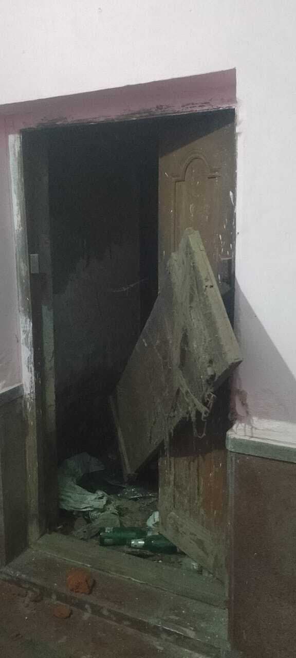 Deoghar News : होली में हुड़दंग, शिवलोक के समीप घर पर रोड़ेबाजी