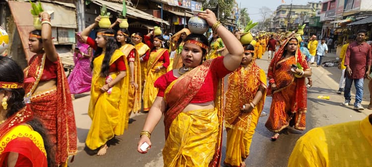 श्रीमद्भागवत कथा को लेकर निकाली गयी कलश यात्रा