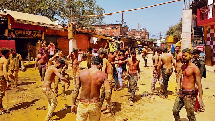 Buxar News: फाग के राग पर झूमते रहे लोग, उड़ते रहे रंग-गुलाल