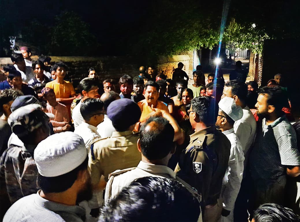 Gaya News : मटका फोड़ने के दौरान दो पक्षों के बीच झड़प, पुलिस तैनात