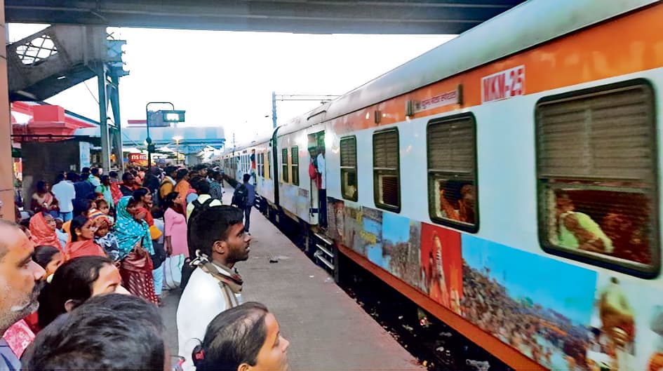 Gaya News : मटका फोड़ व झुमटे के साथ रंगोत्सव का दिखा उल्लास