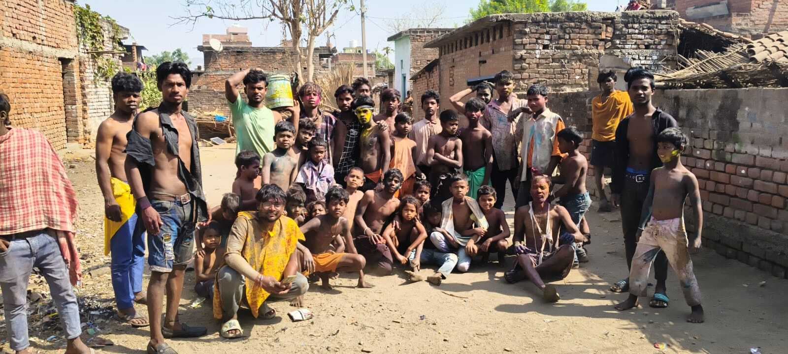 Nawada News : होली में रंगों की बौछार से साराबोर रहे लोग