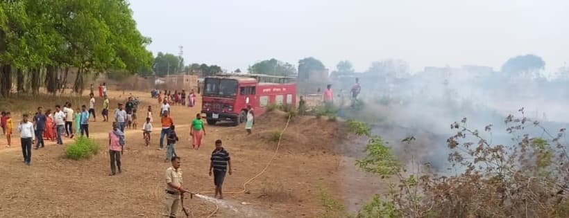 Giridih News :बनपुरा दुर्गा मंडप के पास जंगल में लगी आग