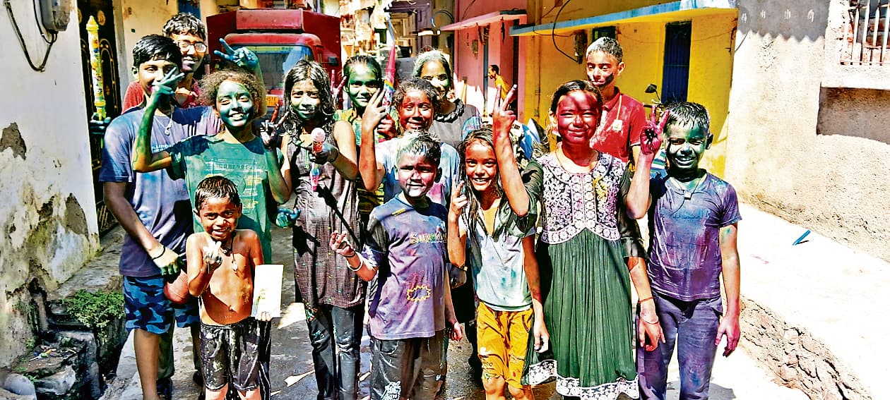 Ranchi News : धूमधाम से मनी होली, उड़े रंग और गुलाल