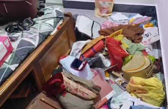 चारों ने घर का दरवाजा तोड़ उड़ाये लाखों के सामान