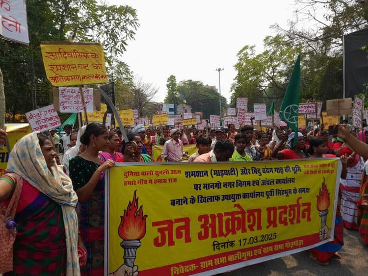 Jamshedpur News : धार्मिक स्थल की भूमि पर निगम व अंचल कार्यालय निर्माण का विरोध, ग्रामीणों ने किया उग्र प्रदर्शन