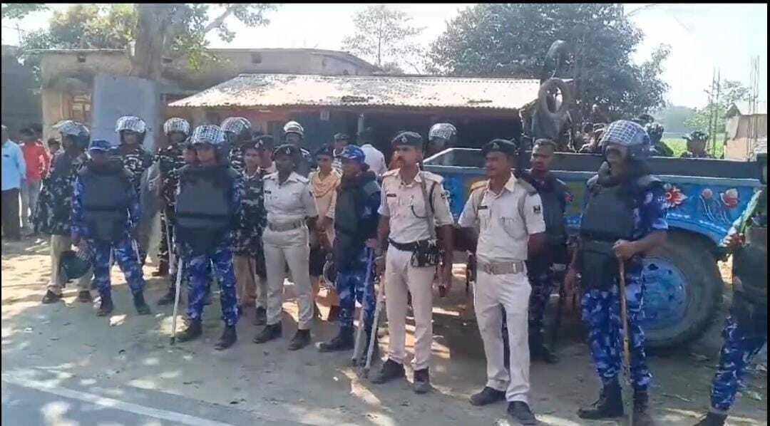 अपराधियों का पीछा कर रहे एसएसबी टीम को बनाया बंधक, छीने हथियार