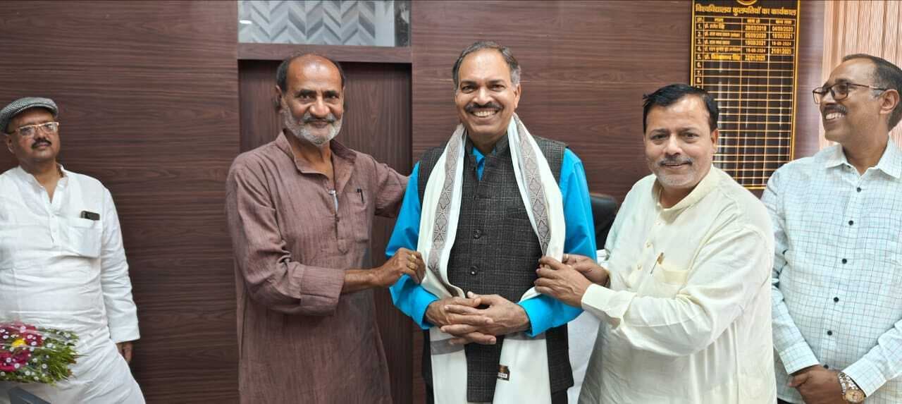 पूर्ववर्ती छात्र संघ ने कुलपति से मिलकर रखी मांगें