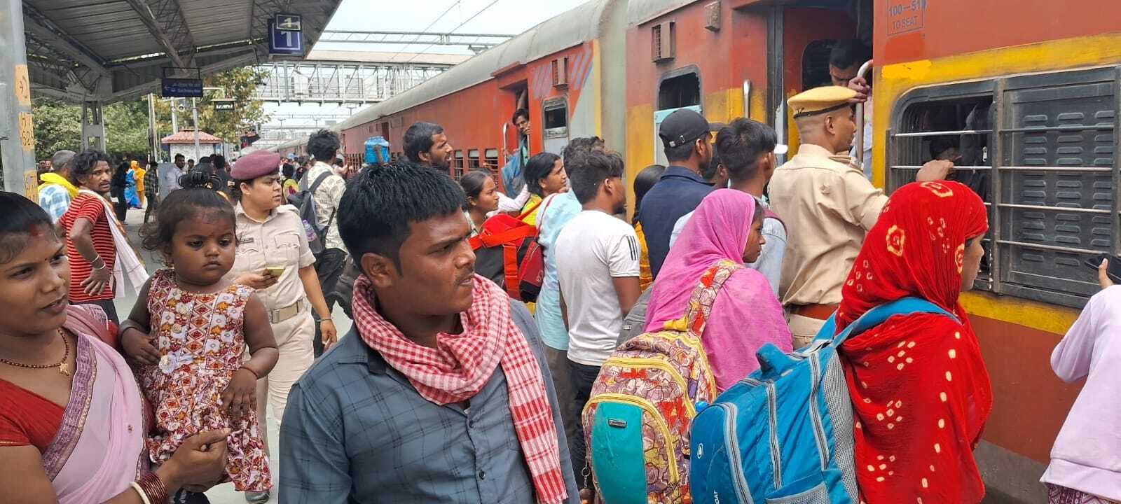 होली के बाद अपने कार्य पर लौटने वालों की स्टेशन पर उमड़ी भीड़