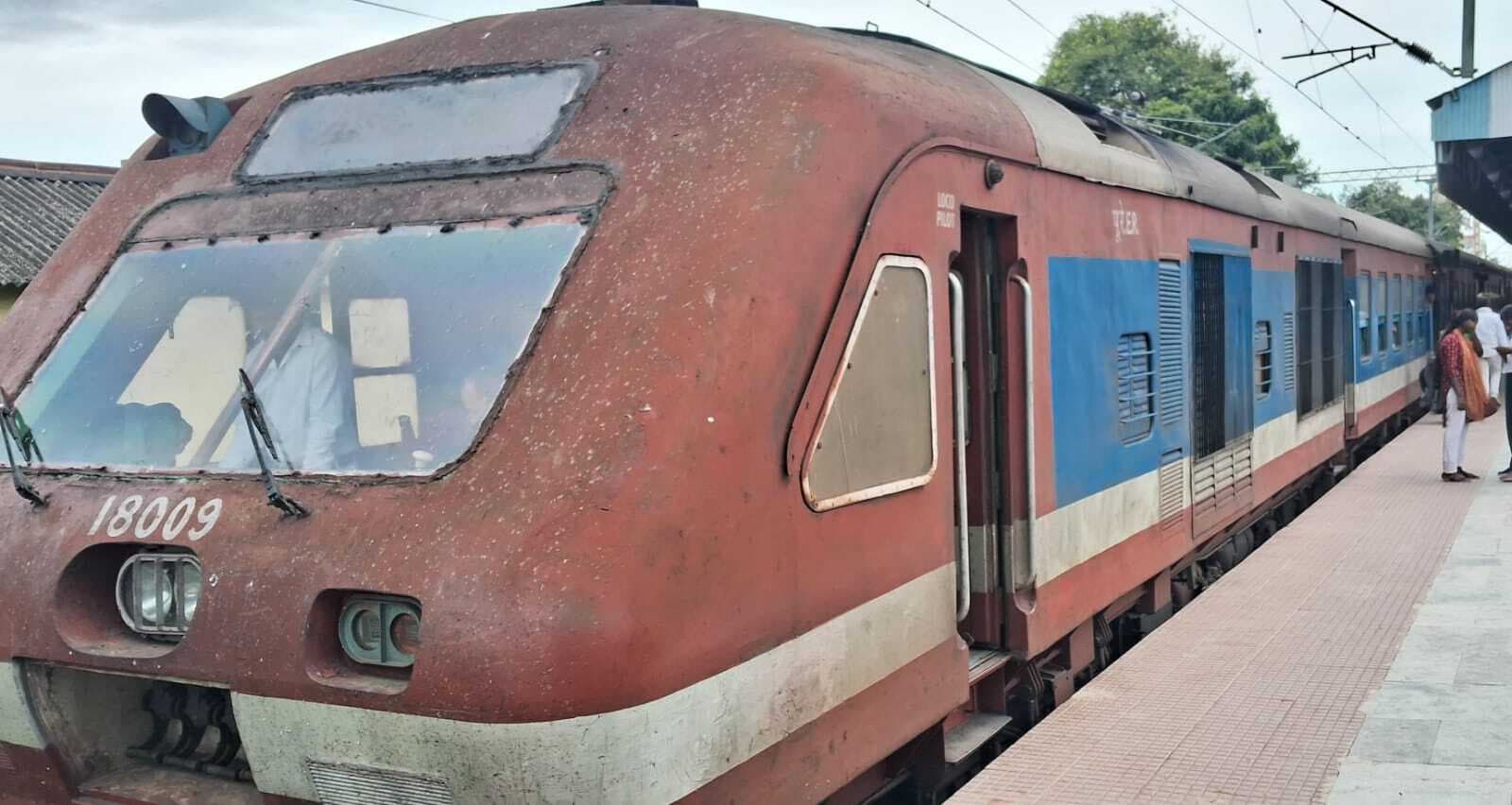 उमेश नगर स्टेशन पर लगभग दो घंटे रुकी रही जमालपुर-मानसी डेमू ट्रेन