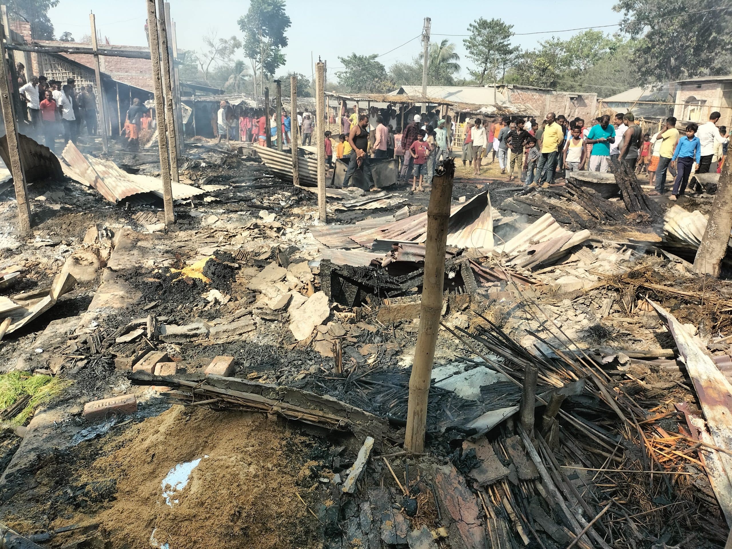 आग से दो दर्जन घर जले, 25 लाख का नुकसान