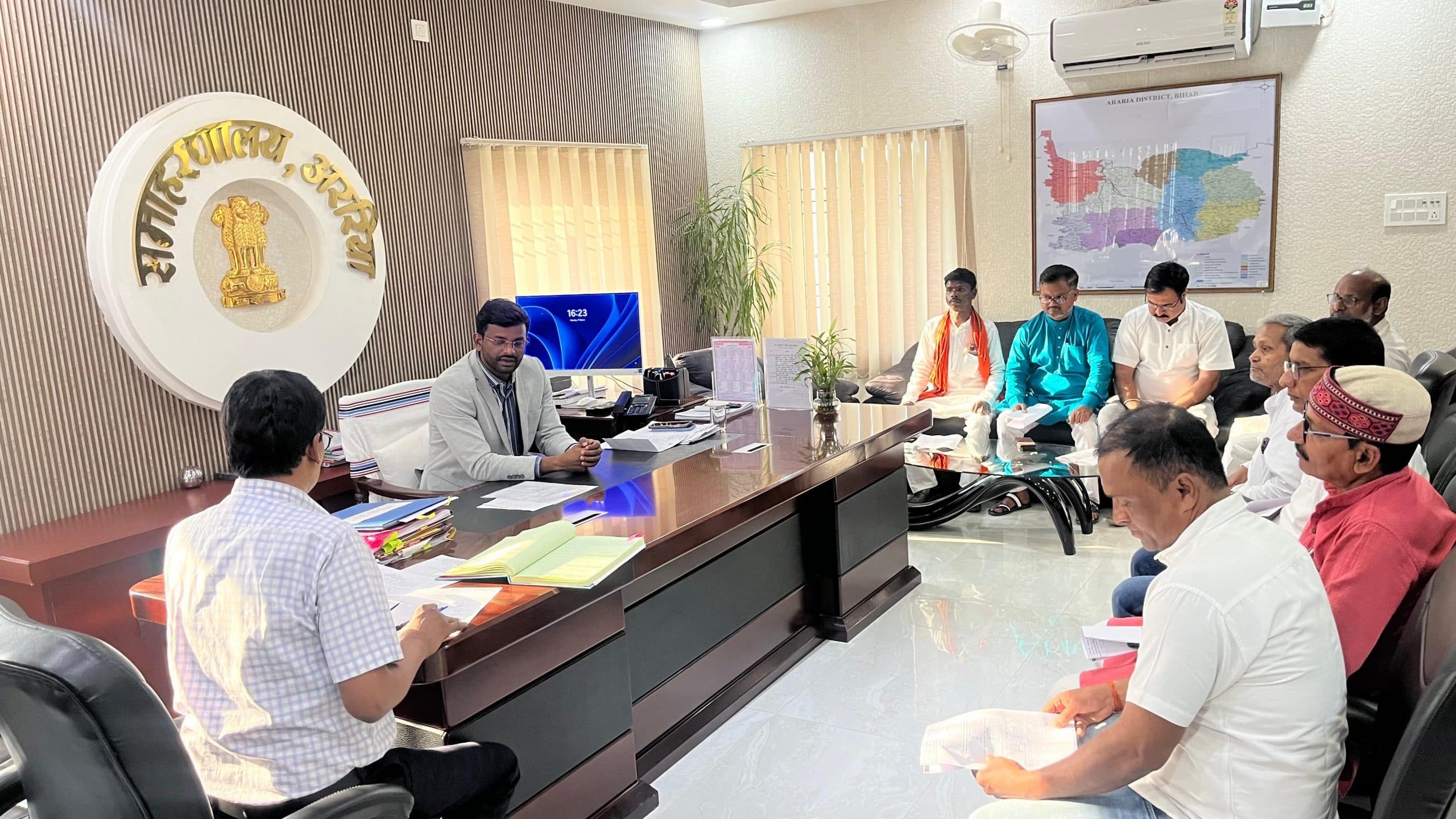 राजनीतिक दल के प्रतिनिधियों को दी गयी चुनाव संबंधी तैयारियों की जानकारी