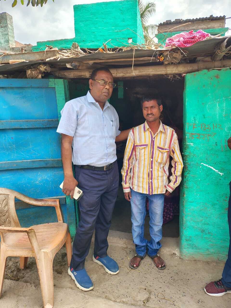 प्रसन्नता: डीडीसी के पहल पर नेत्रहीन का नाम पीएम आवास योजना में हुआ दर्ज