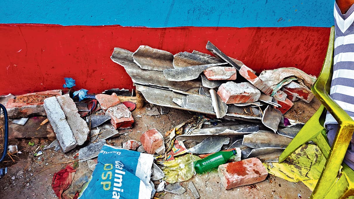 बिशनपुर गांव में घर पर गिरा ठनका, बाल-बाल बचे लोग