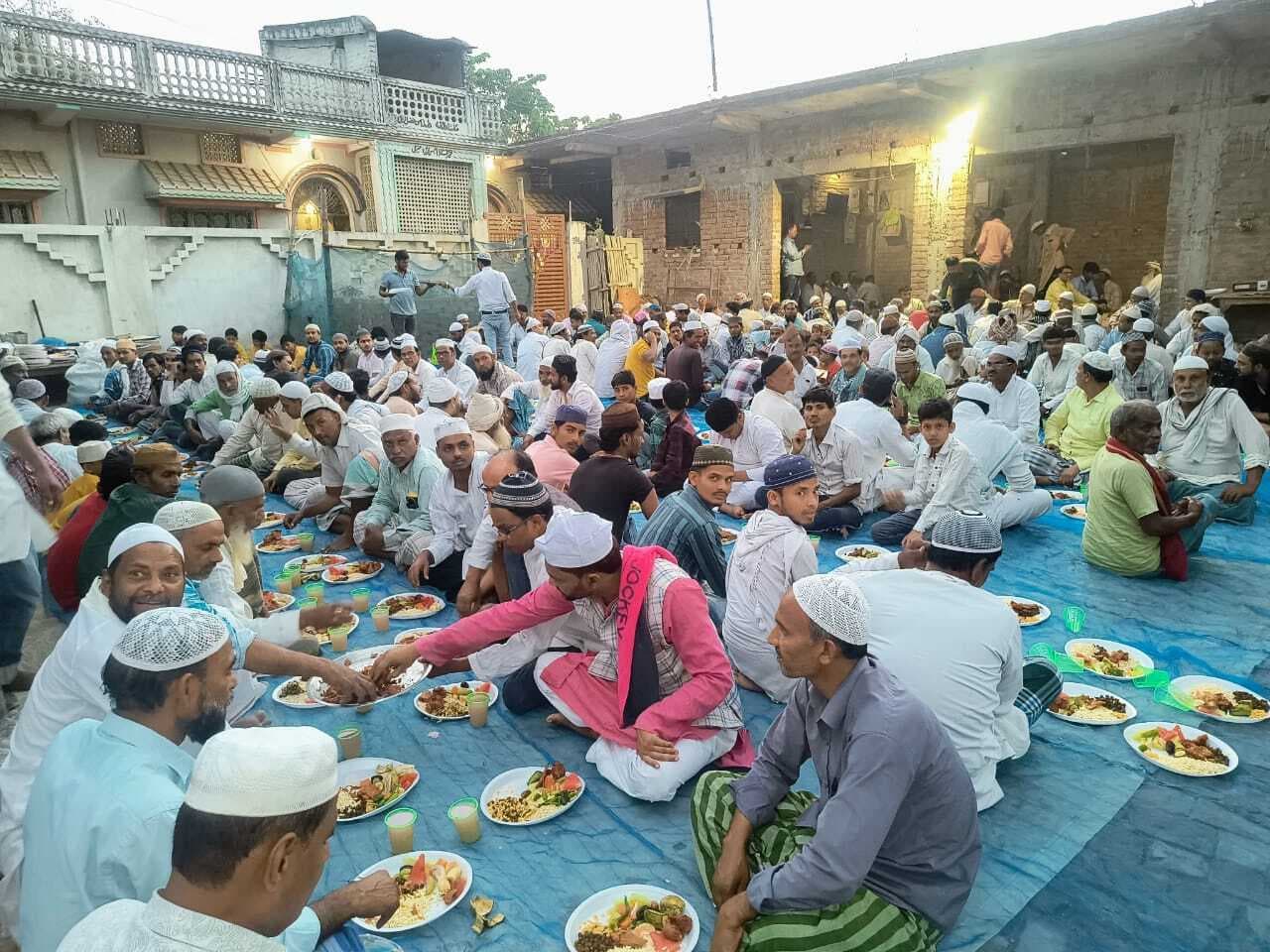 दावत-ए-इफ्तार के आयोजन से बढ़ता है भाईचारा