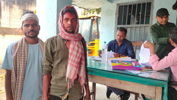 कामतपुर गांव के जख्मी पहुंचे थाना, चार लोगों के विरूद्ध दर्ज कराया केस