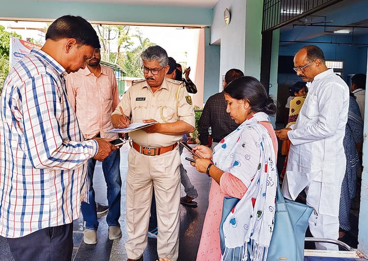ऑटो ने सड़क किनारे खड़ी एएनएम को मारी टक्कर, मौत