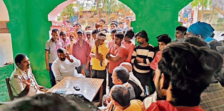 पुलिस ने शराब की बिक्री नहीं रोकी, तो थाना पहुंचे ग्रामीण