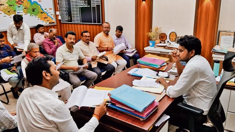 Gopalganj News : अपडेट कराएं मतदाता सूची, युवाओं को वोटर बनने का अवसर, राजनीतिक दलों के साथ प्रभारी डीएम ने की बैठक