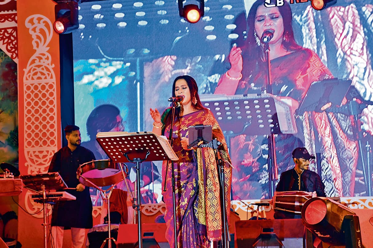 Buxar News: कल्पना पटवारी के गानों से झूमे लोग