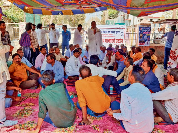 विभिन्न मार्गों को लेकर मोबाइल टावर कर्मियों ने समाहरणालय गेट पर दिया धरना