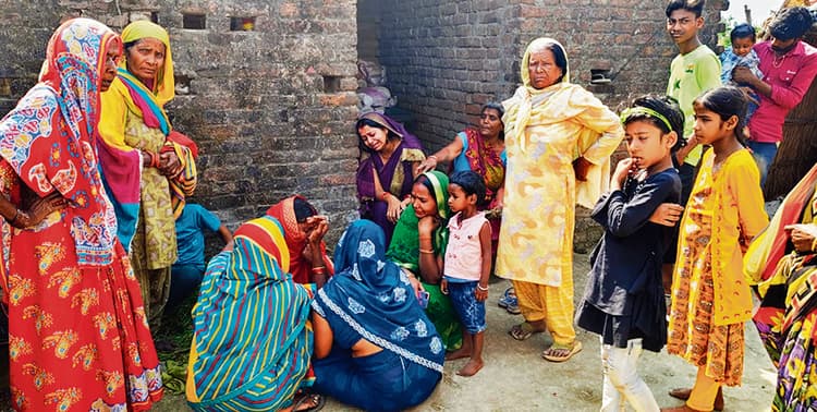 Gopalganj News : शव को जलाने के दौरान मौके पर पहुंच गयी पुलिस, चिता पर से किया जब्त