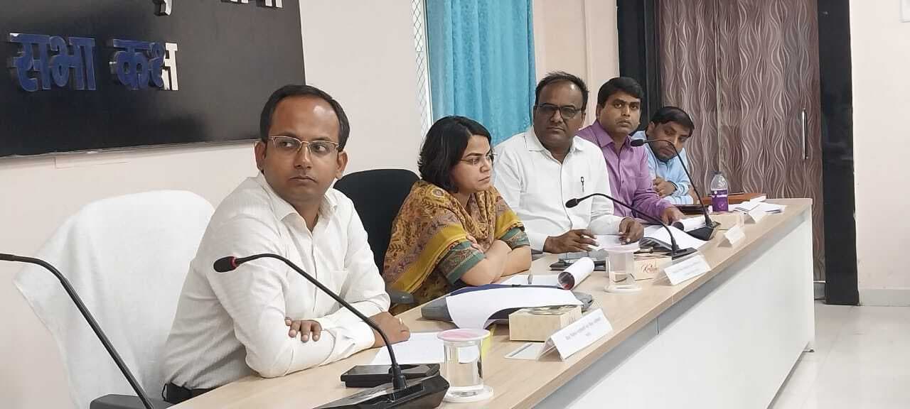 31 मार्च तक आधार सीडिंग का काम शत प्रतिशत करें पूरा : डीएम