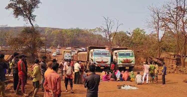 Chaibasa News : धूल और धुएं से परेशान ग्रामीणों ने 18 घंटे सड़क जाम रखा
