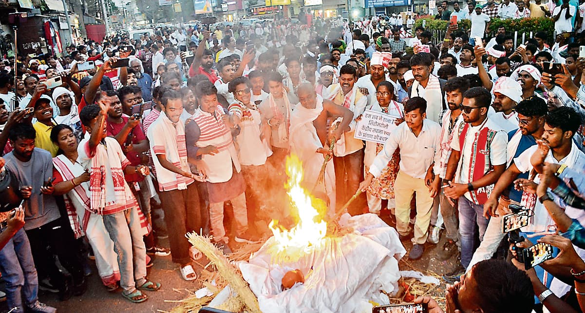 Ranchi News : रैंप के खिलाफ शवयात्रा निकाली गयी, पुतला फूंका