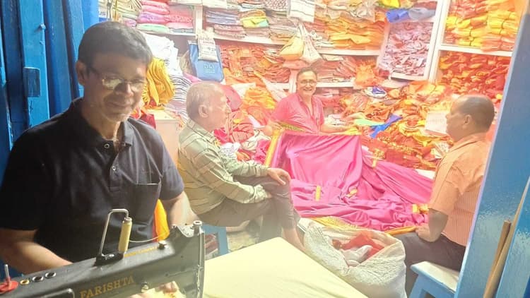 50 वर्षों से रामनवमी का झंडा बना रहे हैं गुलाम जिलानी