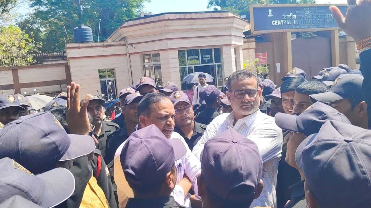 Ranchi News : सीआइपी में महिला सुरक्षा गार्डों व सीएमओ के बीच धक्का-मुक्की, हंगामा