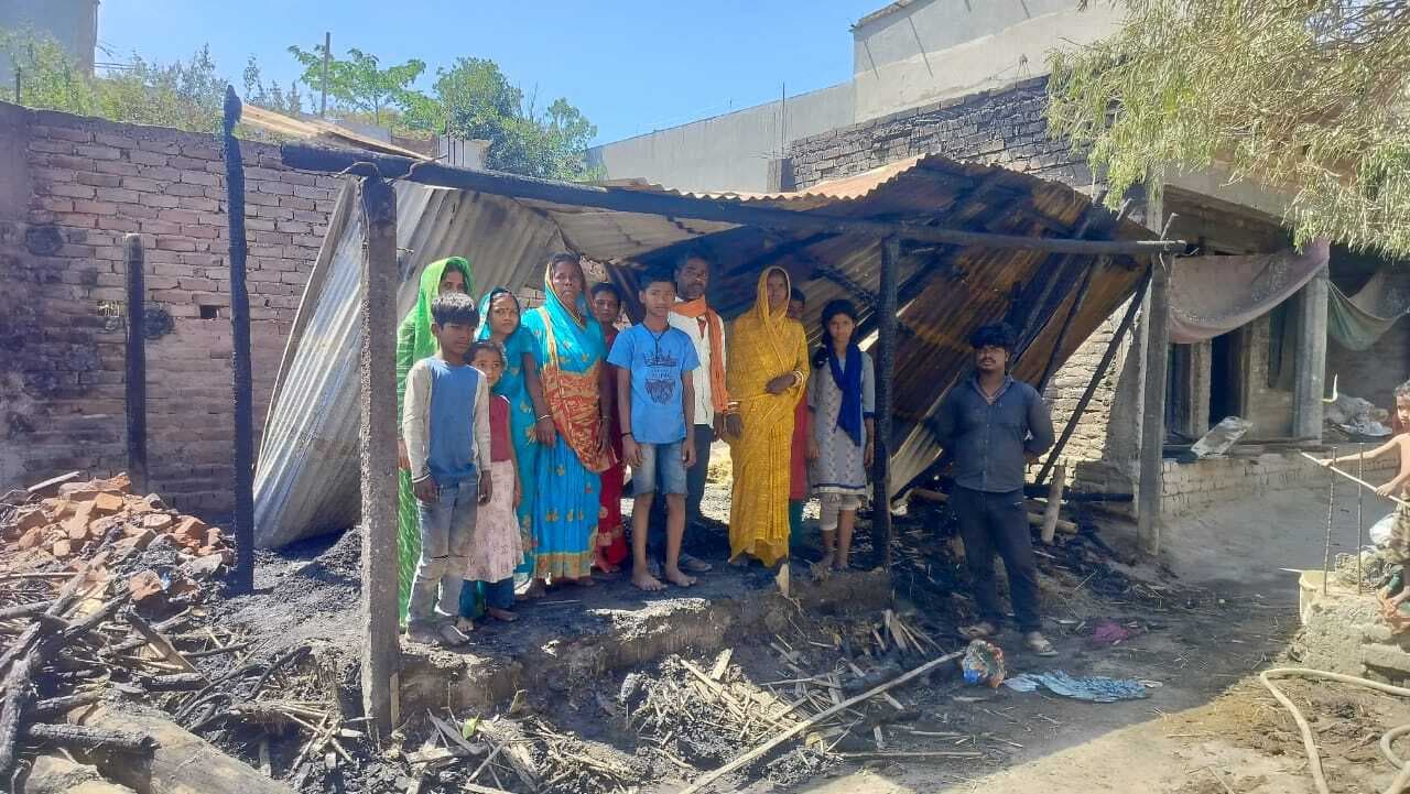 आगलगी की घटना में तीन घर जलकर राख