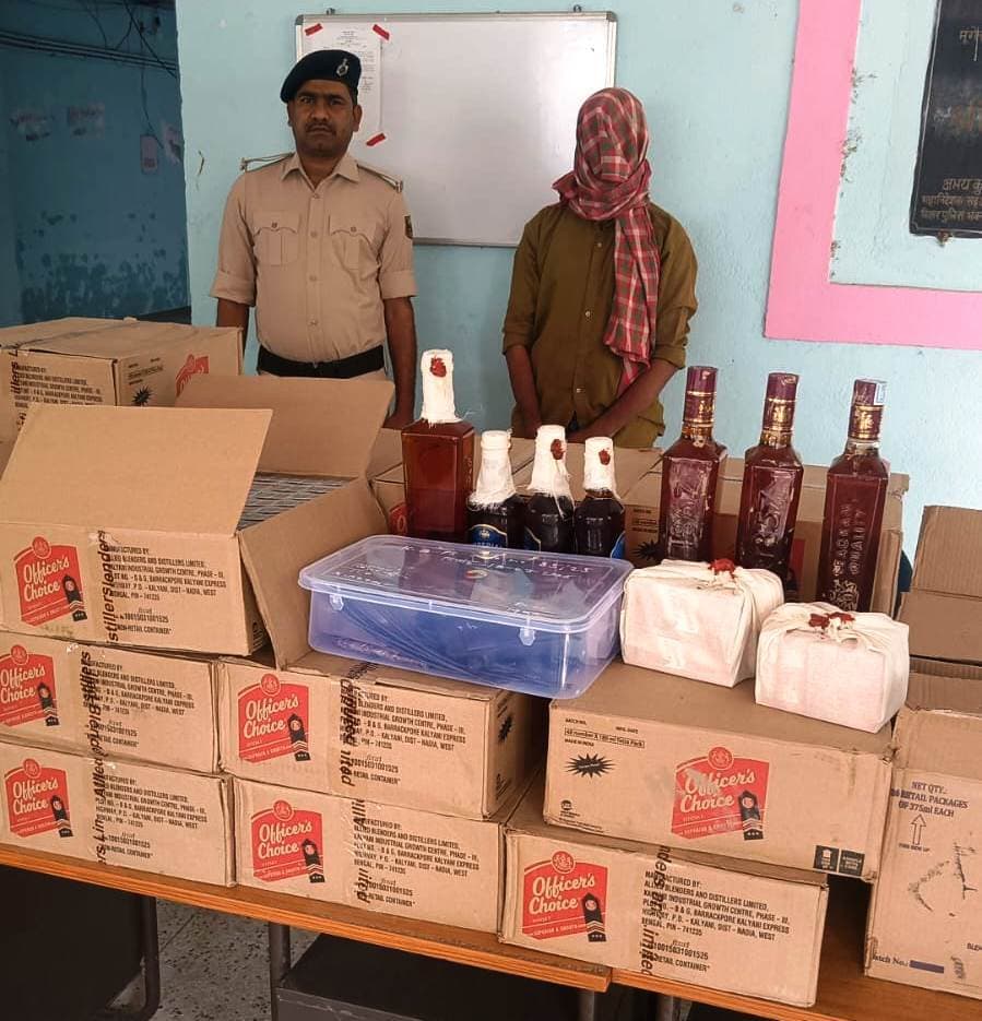 मिनी गन फैक्ट्री का उद्भेदन, पिस्टल व 30 कार्टून शराब के साथ एक गिरफ्तार