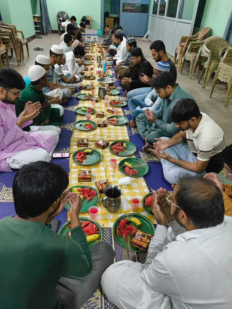 Jamshedpur News : आजादनगर में एसआइओ की इफ्तार में शामिल हुए छात्र