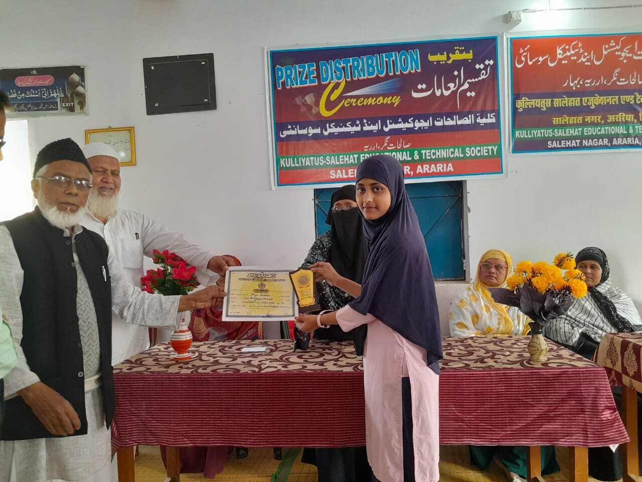 बेहतर प्रदर्शन करने वाली छात्राओं को स्कूल प्रबंधन ने किया सम्मानित