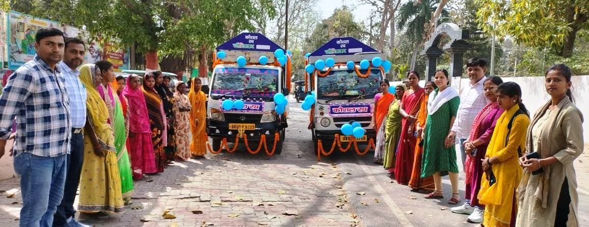 जीविका कौशल रथ को जिलाधिकारी ने हरी झंडी दिखाकर किया रवाना