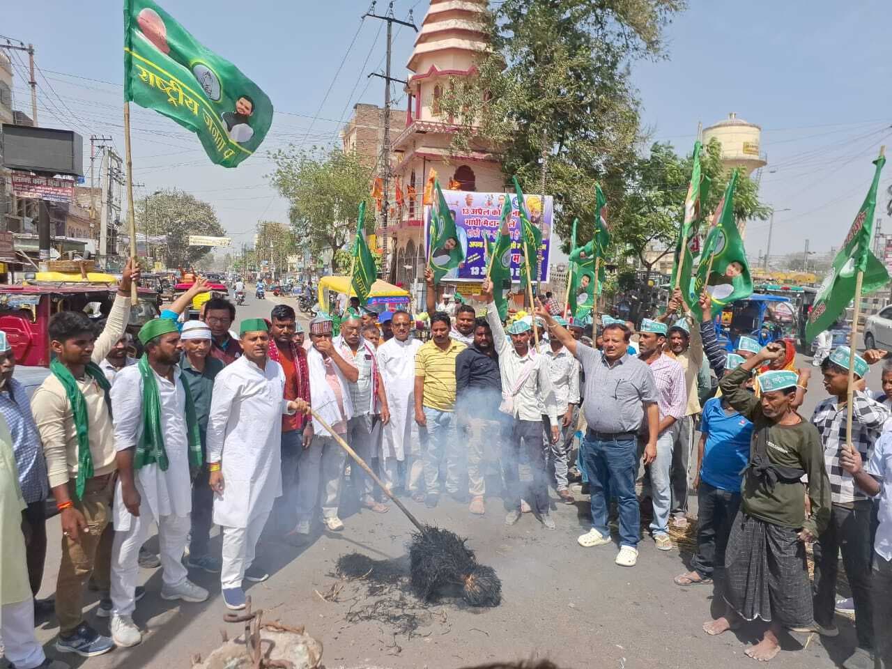 बदहाल विधि-व्यवस्था को लेकर राजद ने जुबली बेल चौक पर फूंका मुख्यमंत्री का पुतला