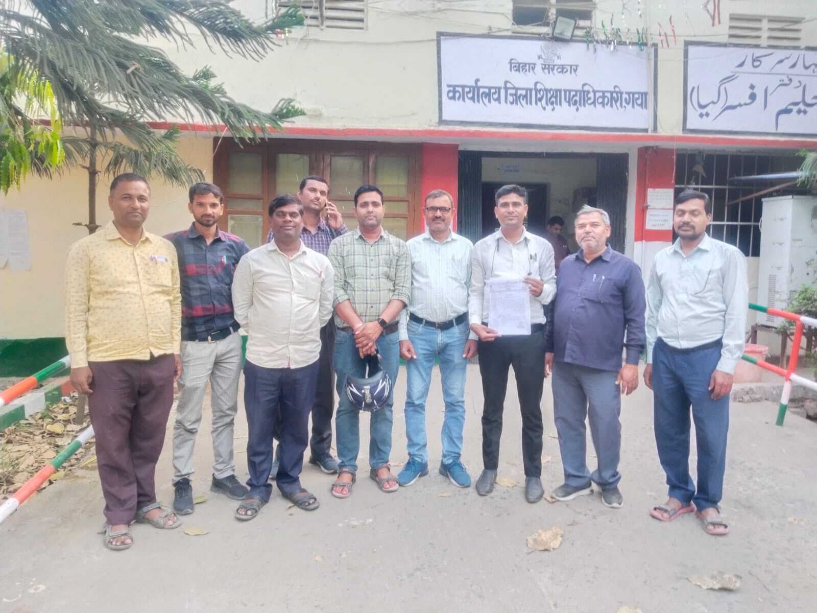 विशिष्ट शिक्षकों के वेतन भुगतान को लेकर डीइओ व डीपीओ से मिला संघ