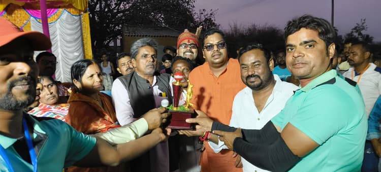 Deoghar news : व्हाइट क्लब ने ग्रीन चिली को चार विकेट से हराकर आरपीएल कप पर जमाया कब्ज