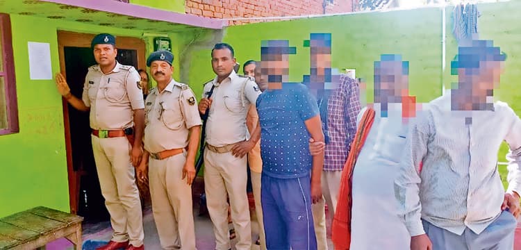 एसबीआइ सीएसपी लूटकांड में फरार दो आरोपितों के घर पुलिस ने चिपकाया नोटिस