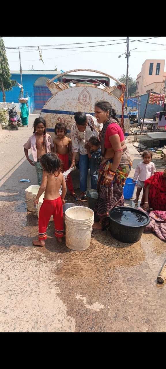 दरभंगा में 13 वार्ड के लोग पानी के लिए टैंकर के सहारे