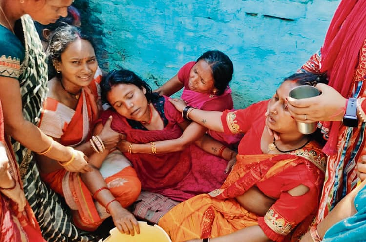 Gopalganj News : बेंगलुरु से तीनों युवकों के शव घर पहुंचने पर गम व गुस्से में दिखे लोग, पुलिस रही अलर्ट